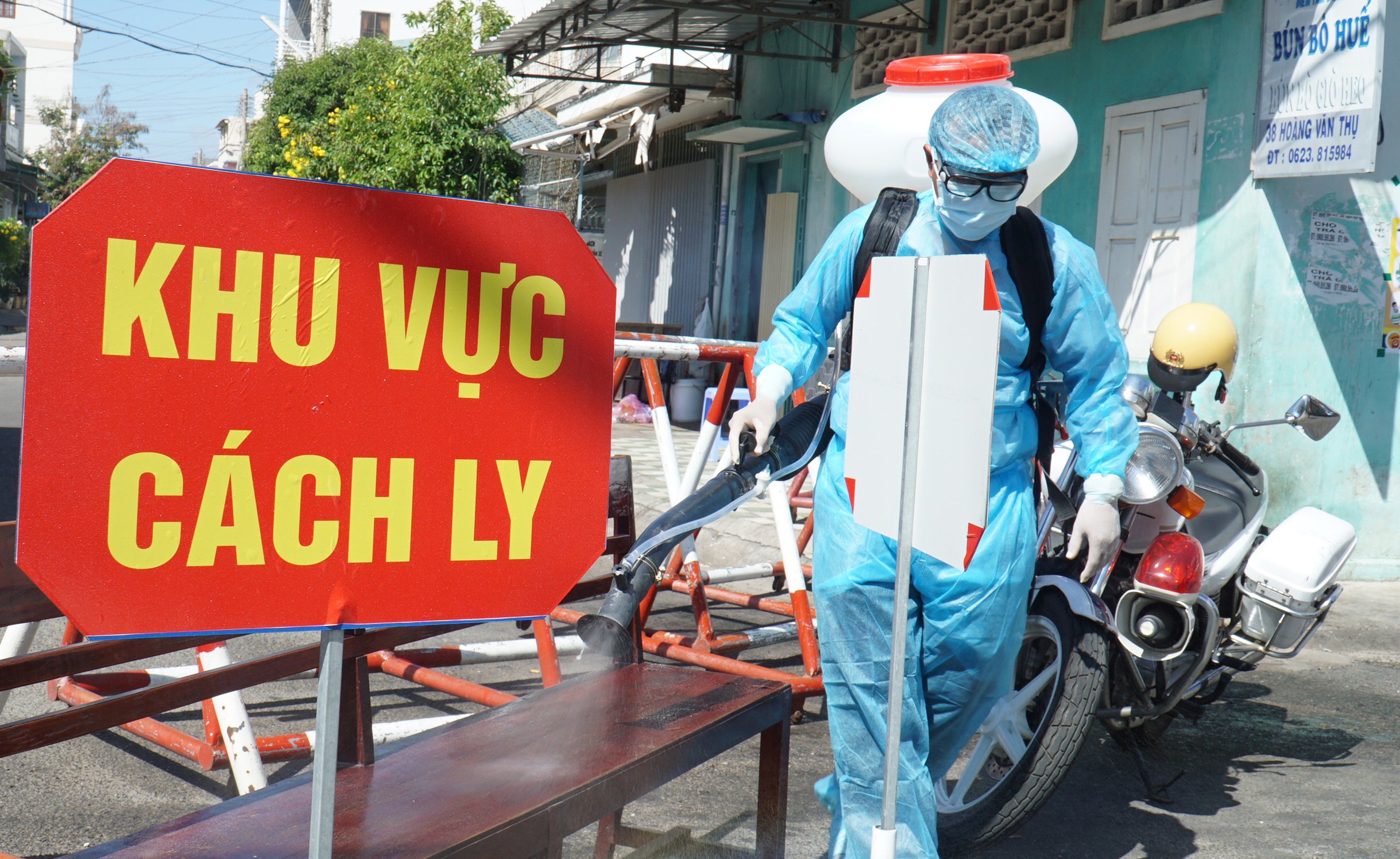 Cong an dieu tra hanh trinh cua nu doanh nhan mac Covid-19 hinh anh