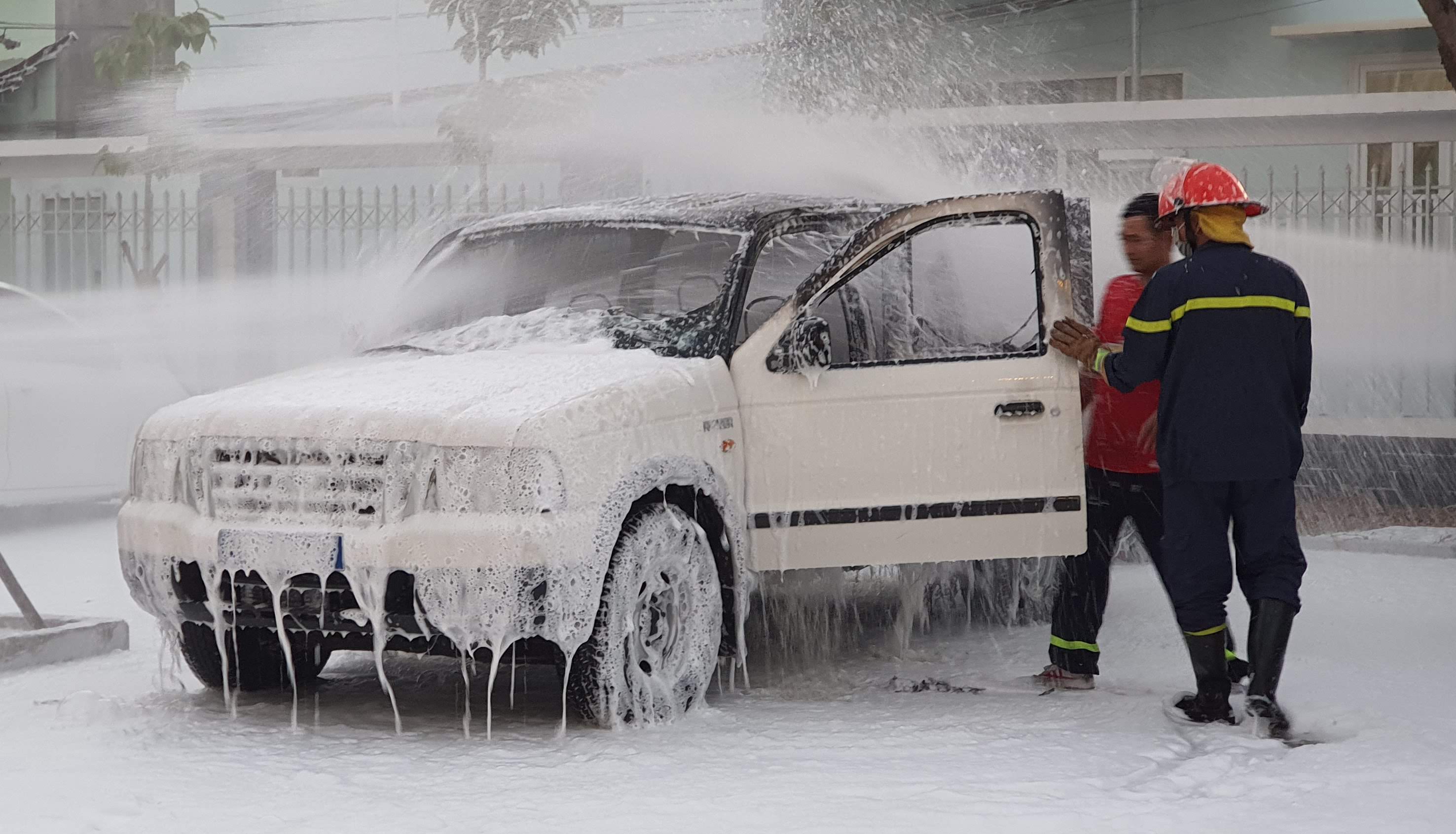 Oto bi chay khi do tai UBND phuong hinh anh