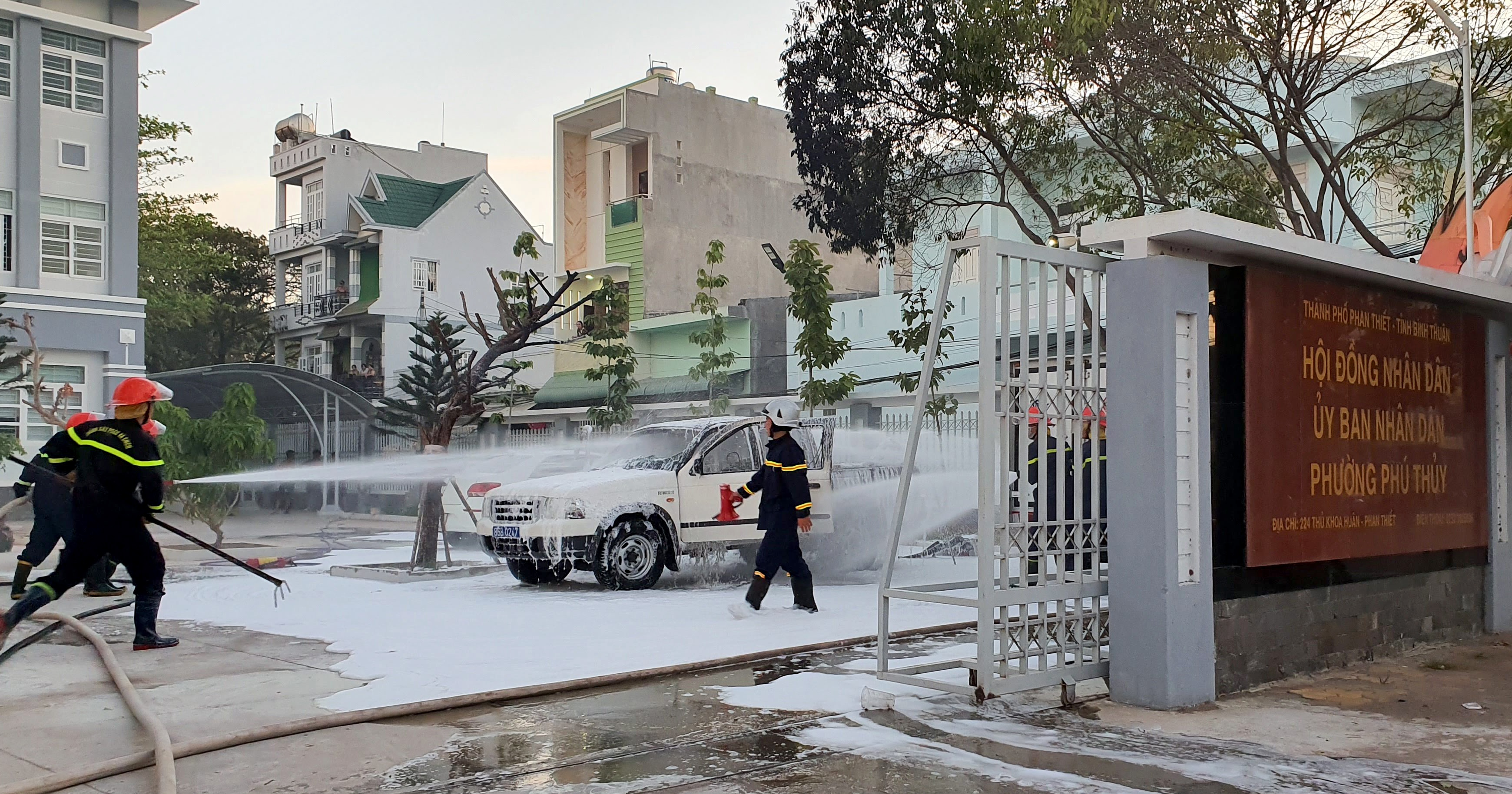 xe chay khi dang dau trong san uy ban phuong anh 1