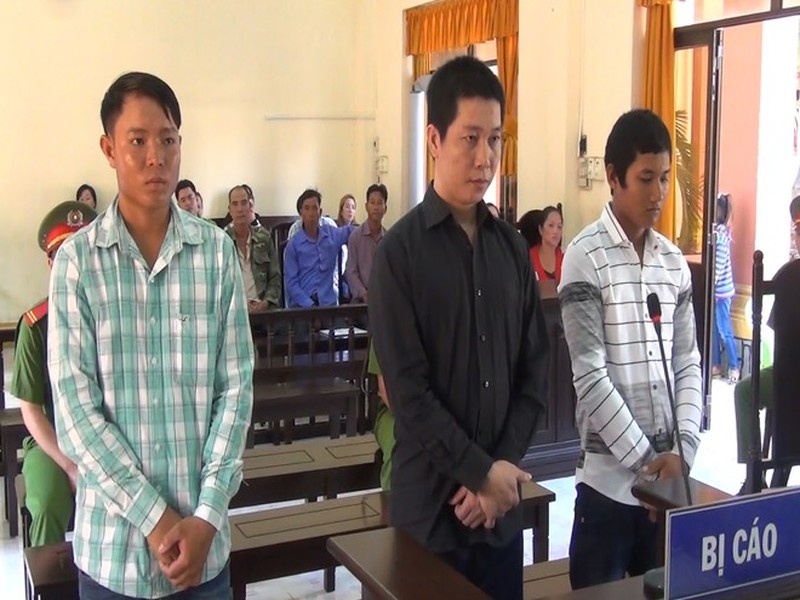 thanh nien vua bi cao lan bi hai anh 1