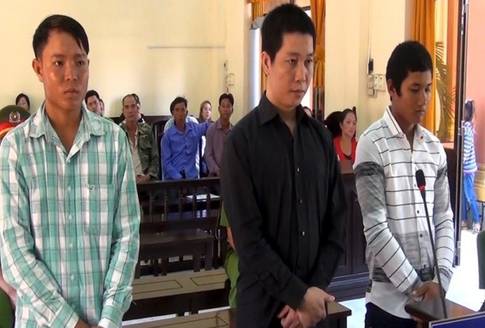 Thanh nien ra toa vua la bi cao vua la bi hai hinh anh