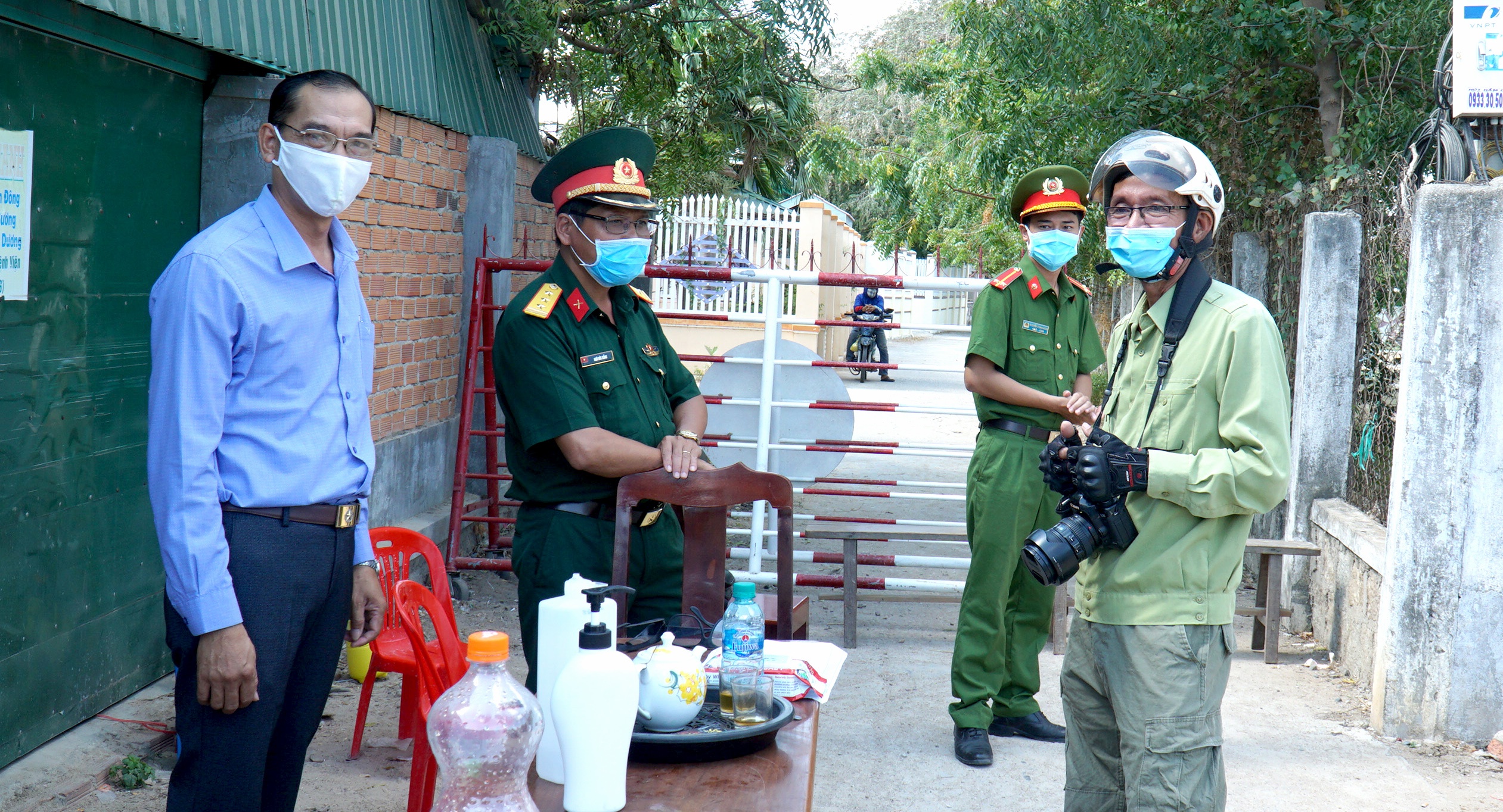 nguoi cuu binh o thon van lam 3 anh 1