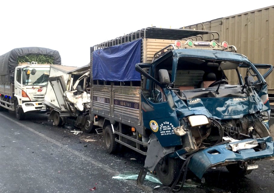 Hien truong 4 xe tai tong lien hoan tren quoc lo hinh anh