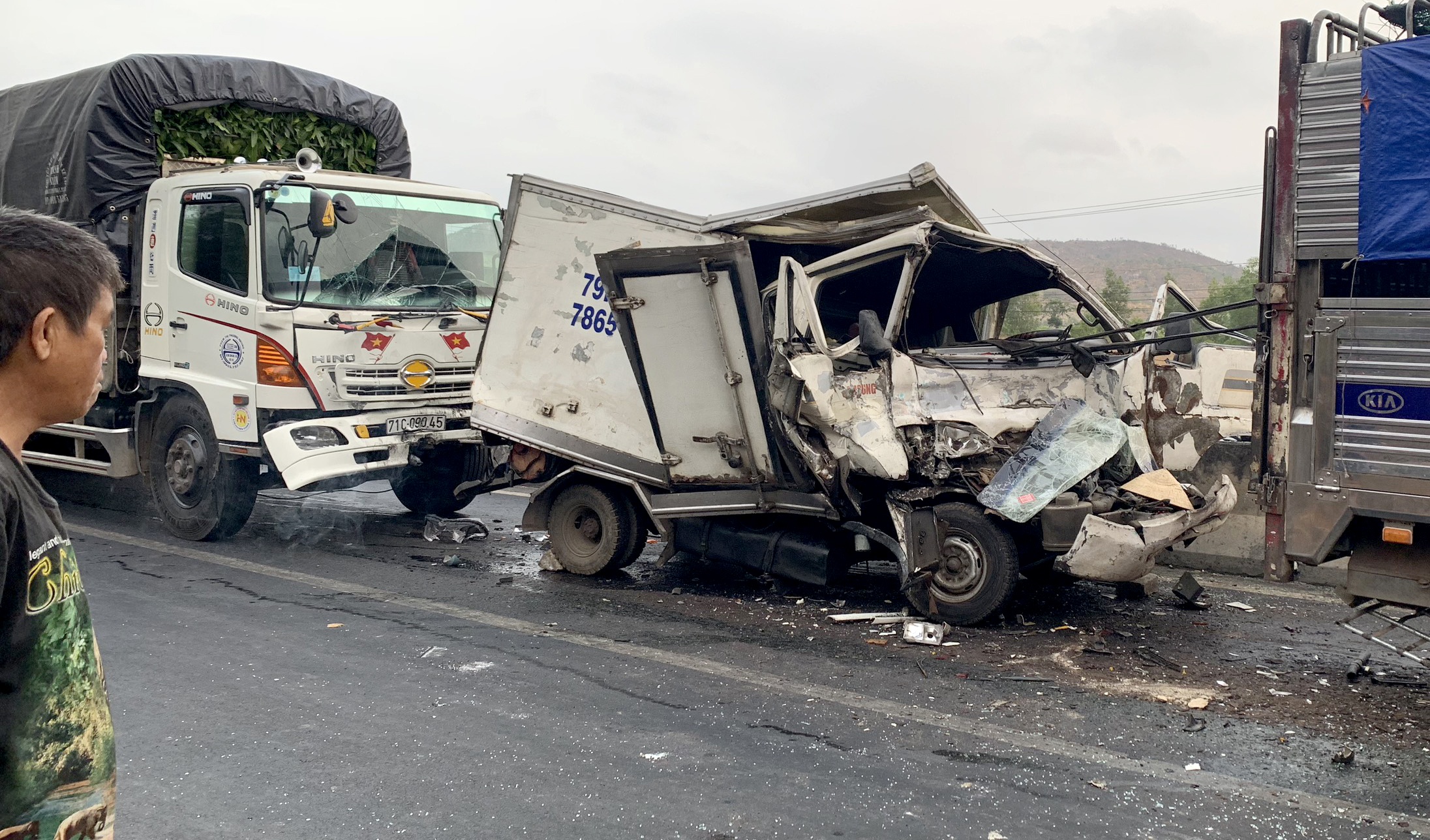 4 xe tai tai nan lien hoan, mot tai xe tu vong hinh anh