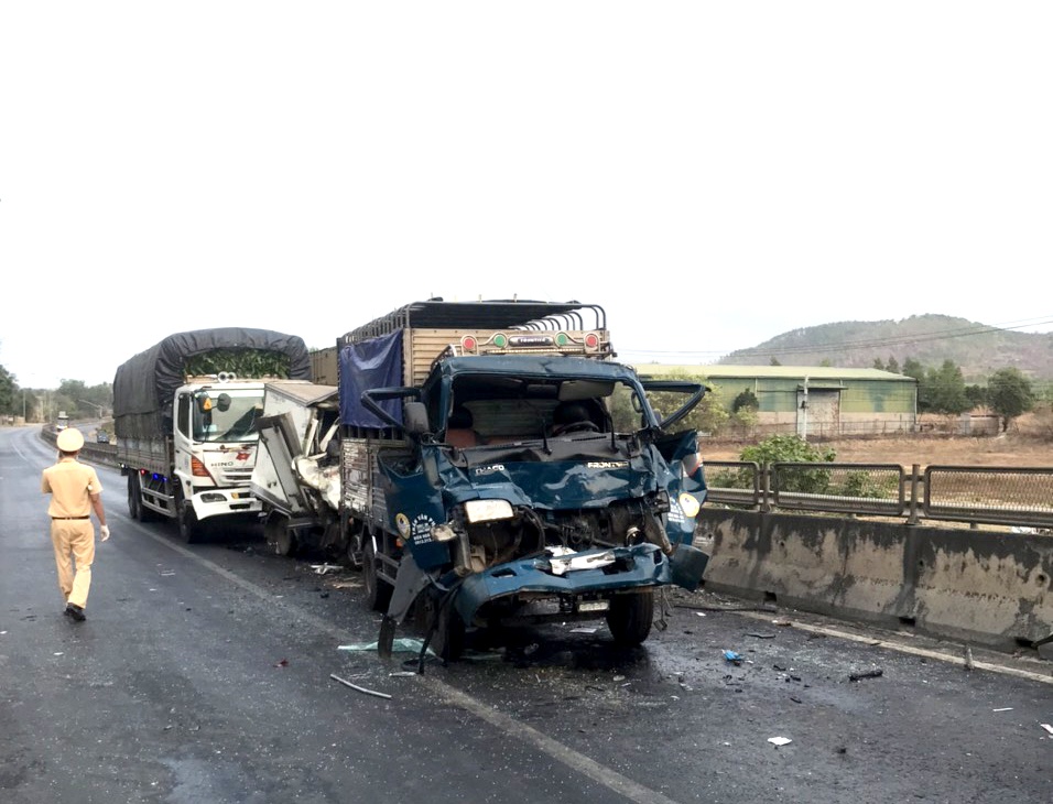 4 xe tong lien hoan tren quoc lo 1 anh 1