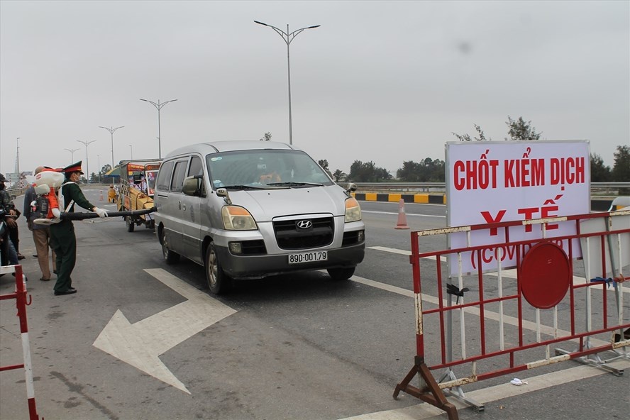 Binh Thuan lap chot kiem soat dich Covid-19 tai cac cua ngo hinh anh