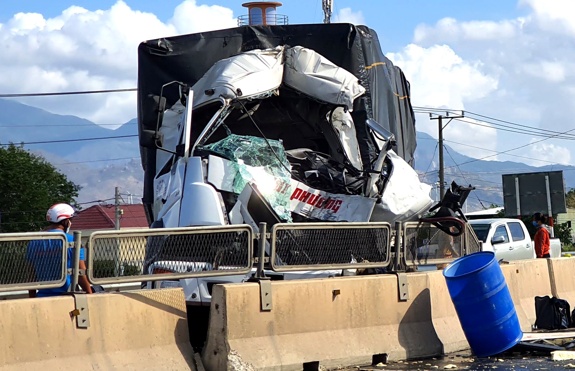 Tai xe tu vong trong cabin sau cu tong duoi xe dong lanh hinh anh