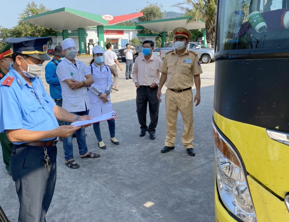 Xe khach cho 30 nguoi bat chap lenh cam tung bi xu phat o Binh Thuan hinh anh