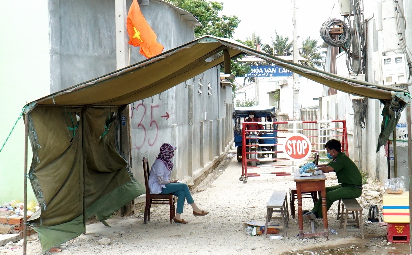 nguoi dan van lam 3 mong cho phut do cach ly anh 1