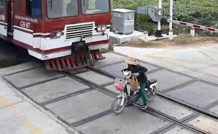 Tau tong trung nguoi phu nu di xe dap dien hinh anh