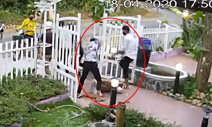 Nhom thanh nien danh guc bao ve khu du lich hinh anh