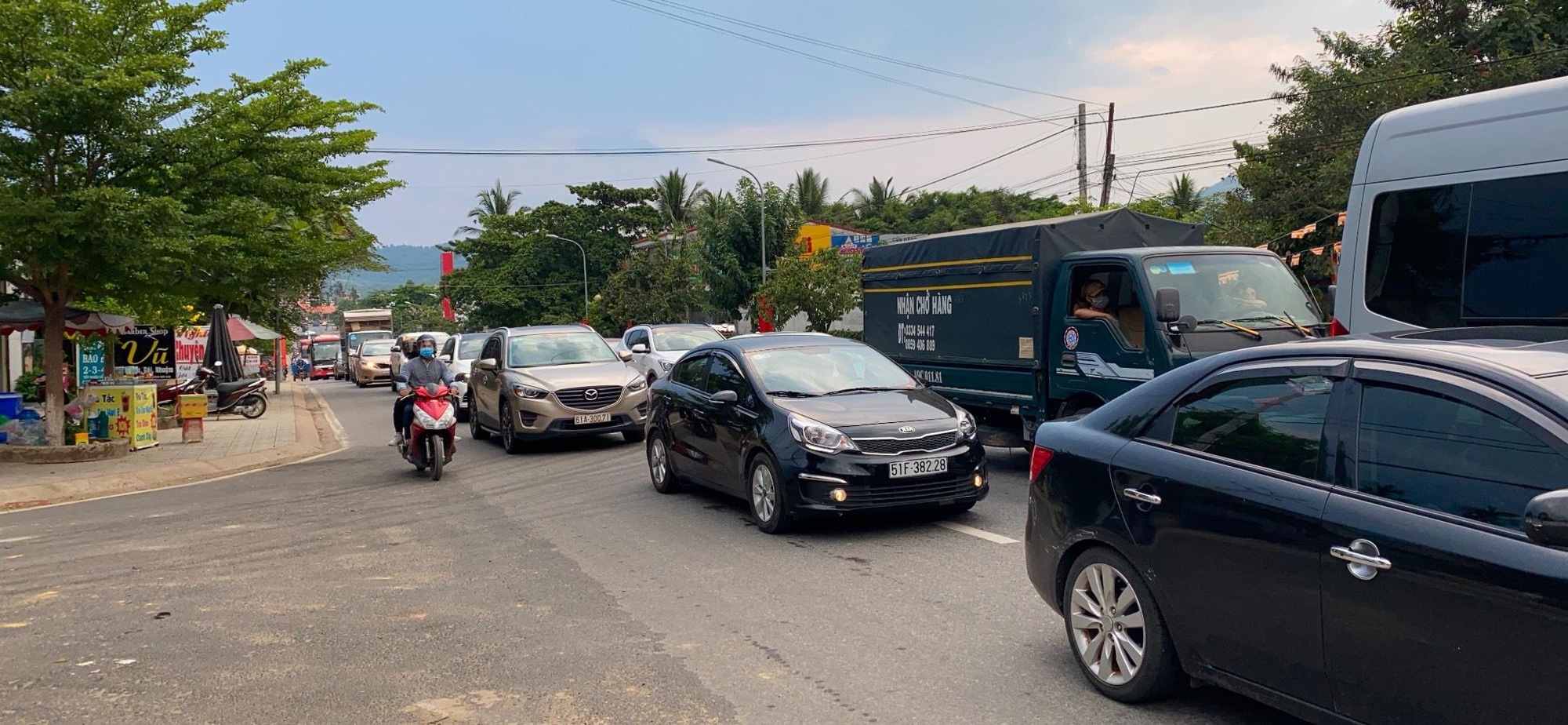 Du khach tu Da Lat ve TP.HCM mac ket vi tai nan giao thong anh 2