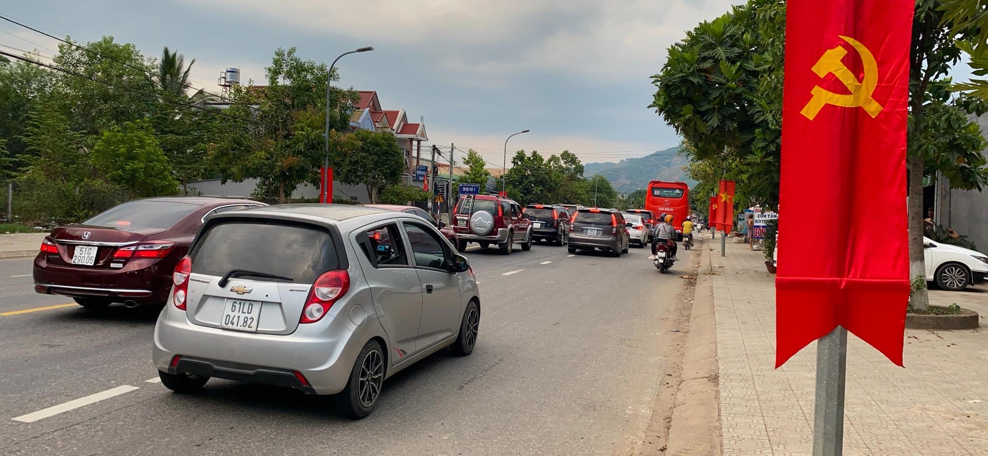 Du khach tu Da Lat ve TP.HCM mac ket vi tai nan giao thong anh 3