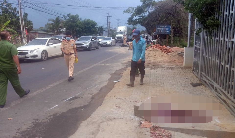 Du khach tu Da Lat ve TP.HCM mac ket vi tai nan giao thong hinh anh