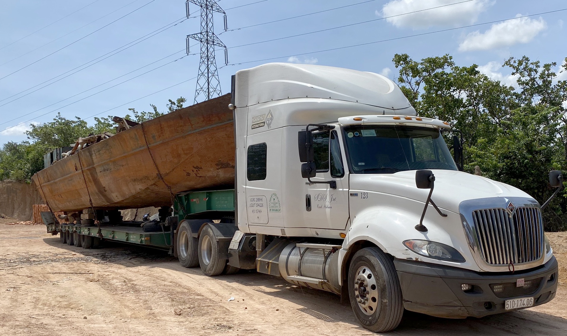 Chan xe dau keo cho tau sat dai 20 m tren quoc lo hinh anh