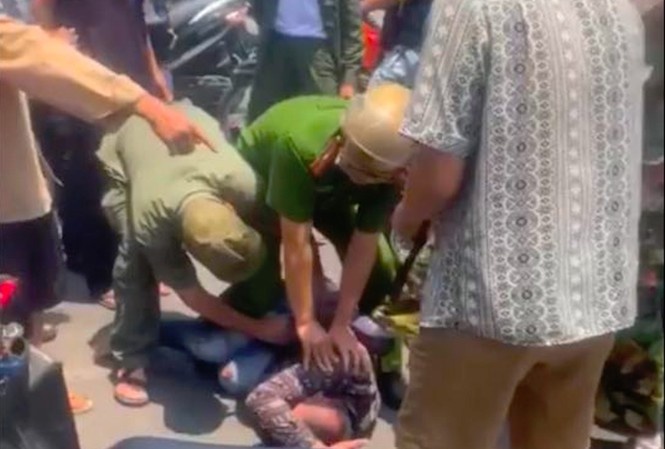 trom xe xit hoi cay vao canh sat anh 1