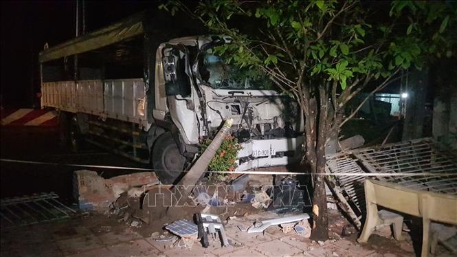 xe tai mat lai lao vao nha dan anh 1