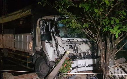 Xe tai tong sap cong nha dan, nhieu nguoi may man thoat chet hinh anh