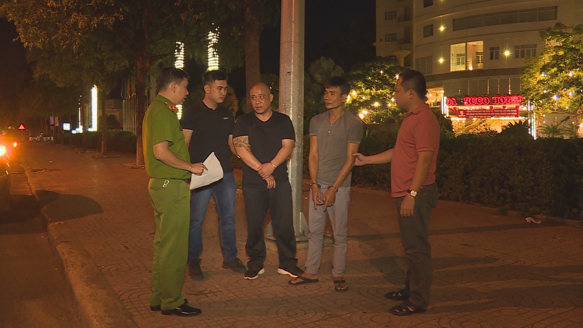 nhom dan canh moc tui hanh khach bi bat anh 1