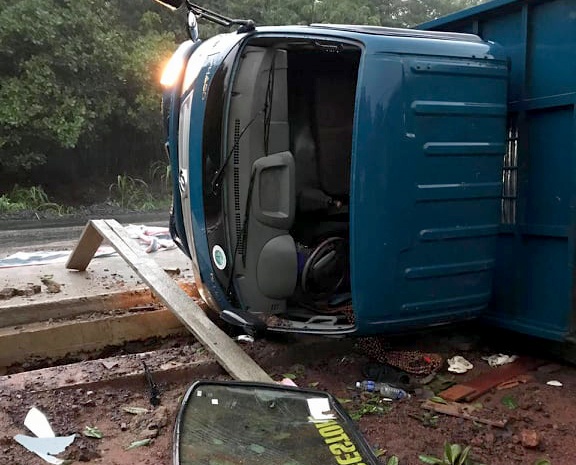 Xe tai tong 3 cong nhan thi cong cau duong hinh anh