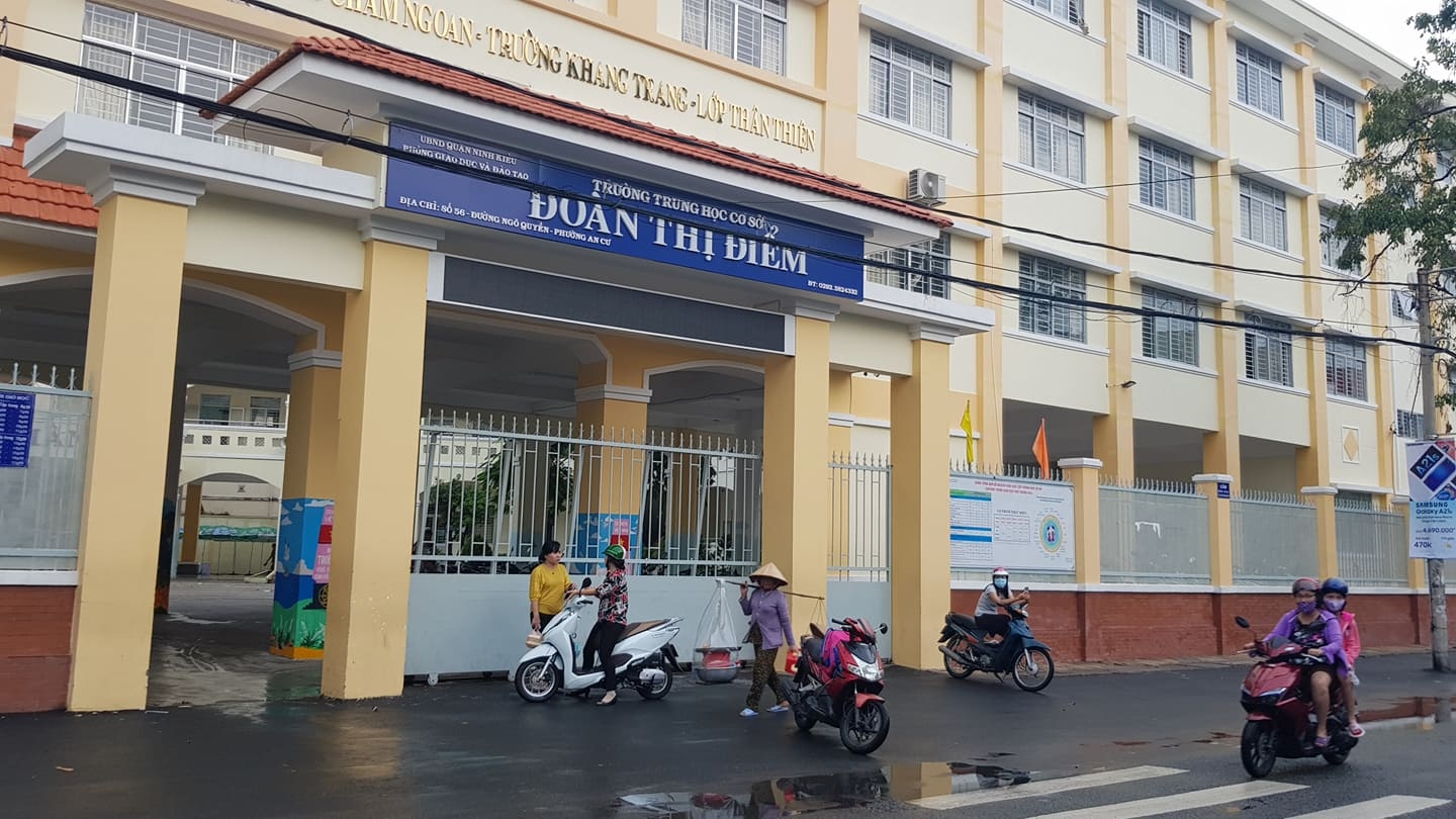 hai nu sinh cap 2 danh ban truoc cong truong anh 1