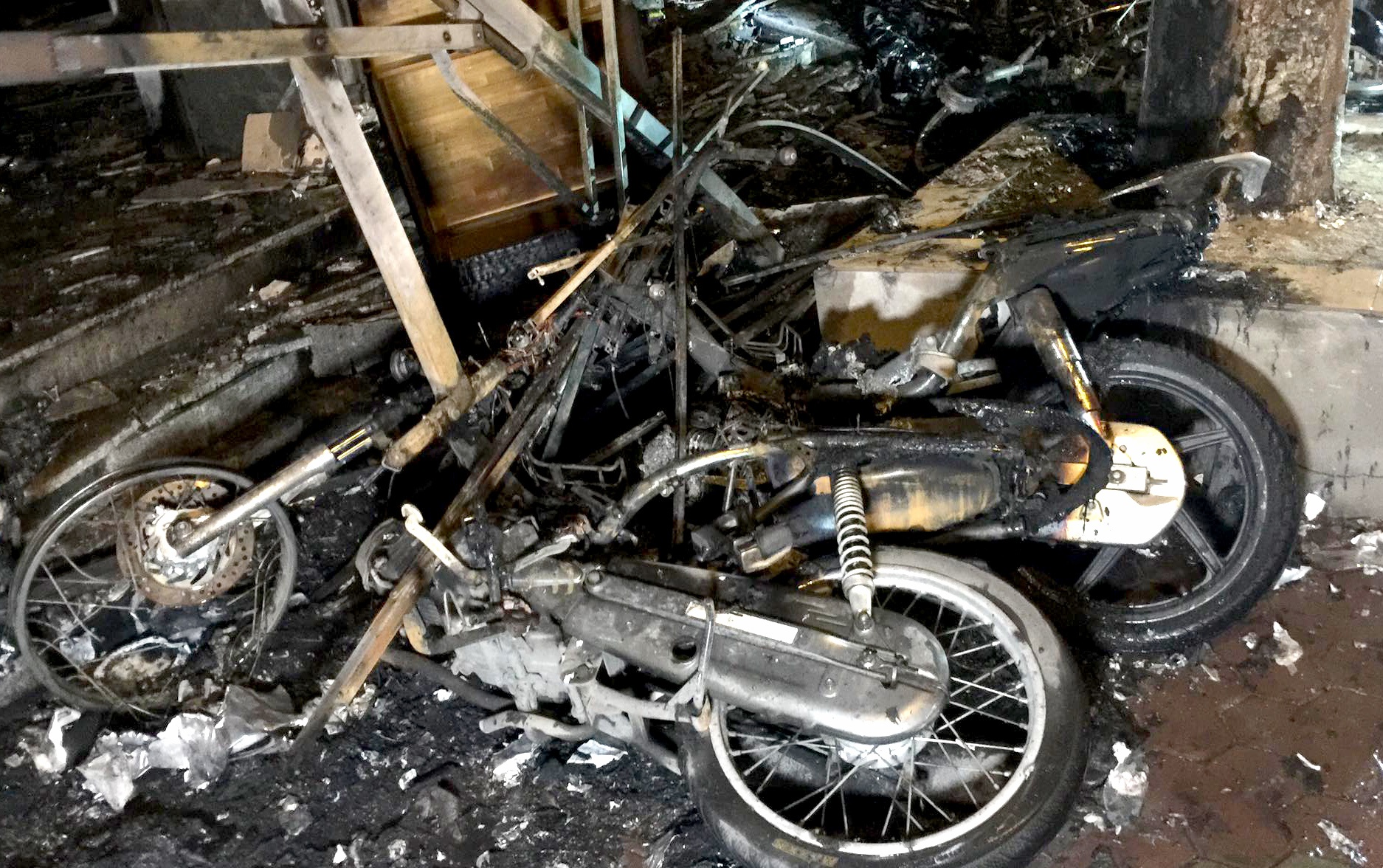 Chay rui van phong hang xe giua dem hinh anh