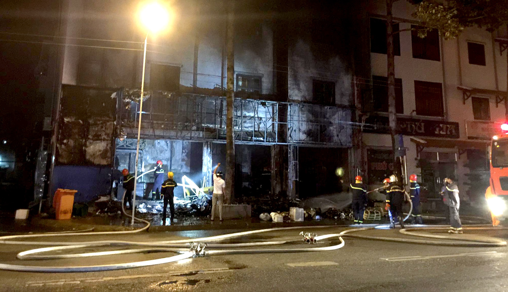 chay van phong hang xe trong dem anh 1