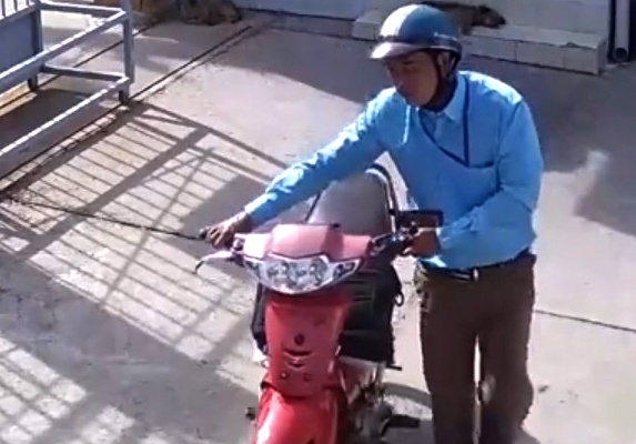 Dung thu photo cua chu tich tinh di lua tien ung ho hinh anh