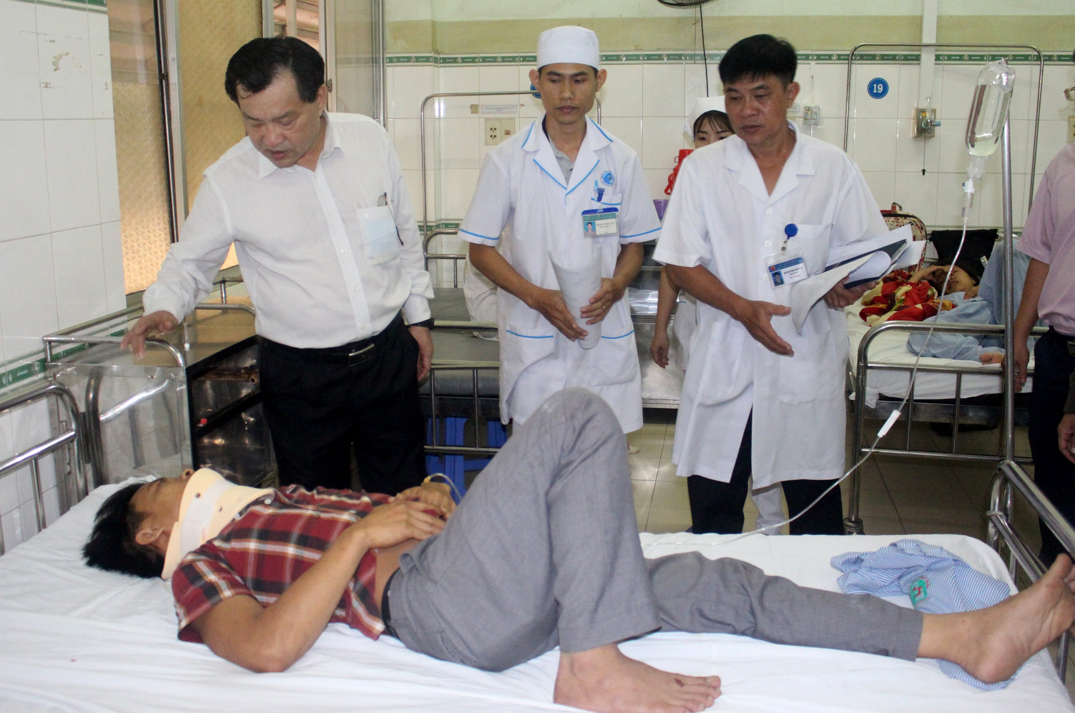 Chu tich Binh Thuan tham nan nhan vu tai nan lam 8 nguoi chet hinh anh