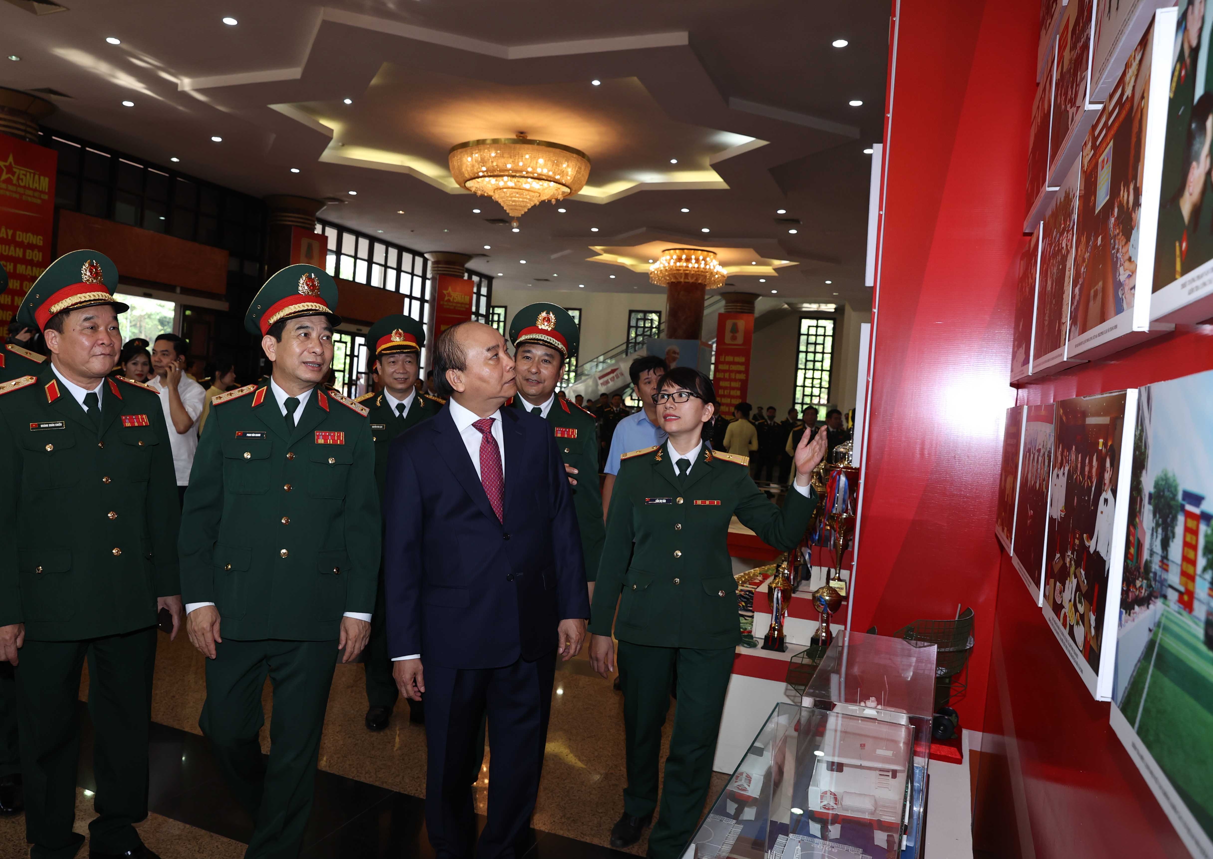 Thu tuong chi dao ve khoa hoc va quan su anh 5