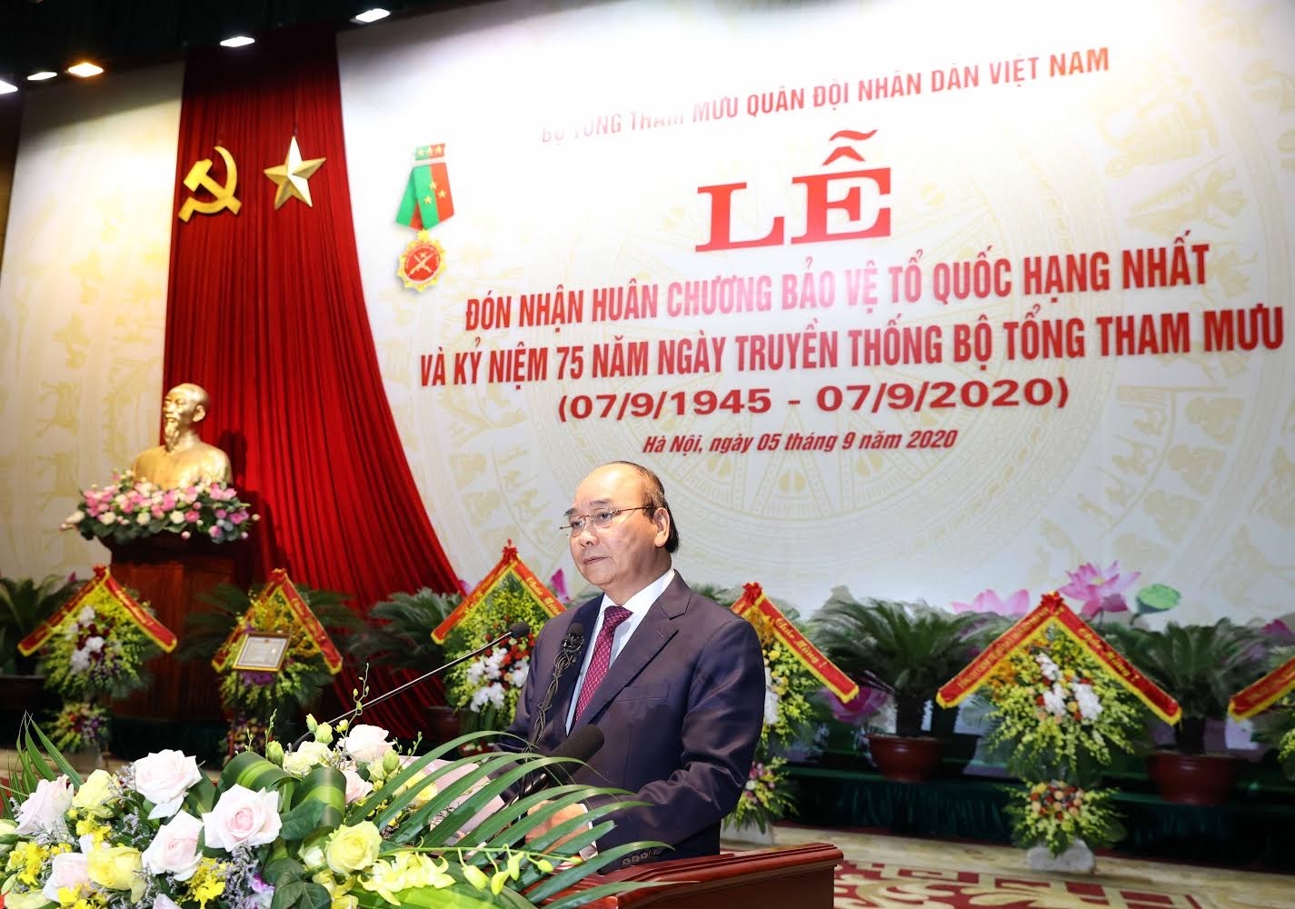 Thu tuong chi dao ve khoa hoc va quan su anh 4