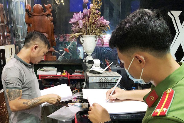 Nhieu khach va nhan vien quan karaoke o Binh Duong 'dinh' ma tuy hinh anh