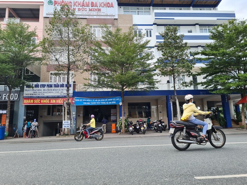 Tam dinh chi bac si bo mac nan nhan tai nan giua duong hinh anh