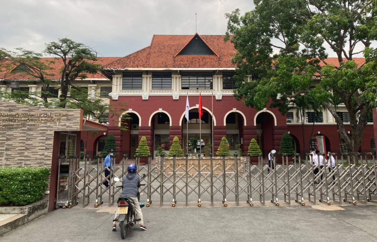 Don 800 hoc sinh giua mua dich, truong bi phat 15 trieu dong hinh anh