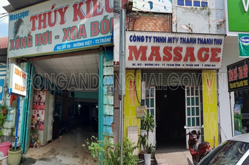 nu tiep vien tam tien voi khach anh 1