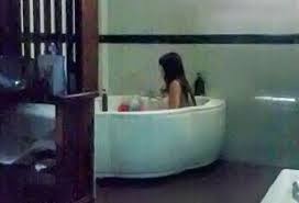 Tiep vien massage 'tam tien' voi khach giua dich Covid-19 hinh anh