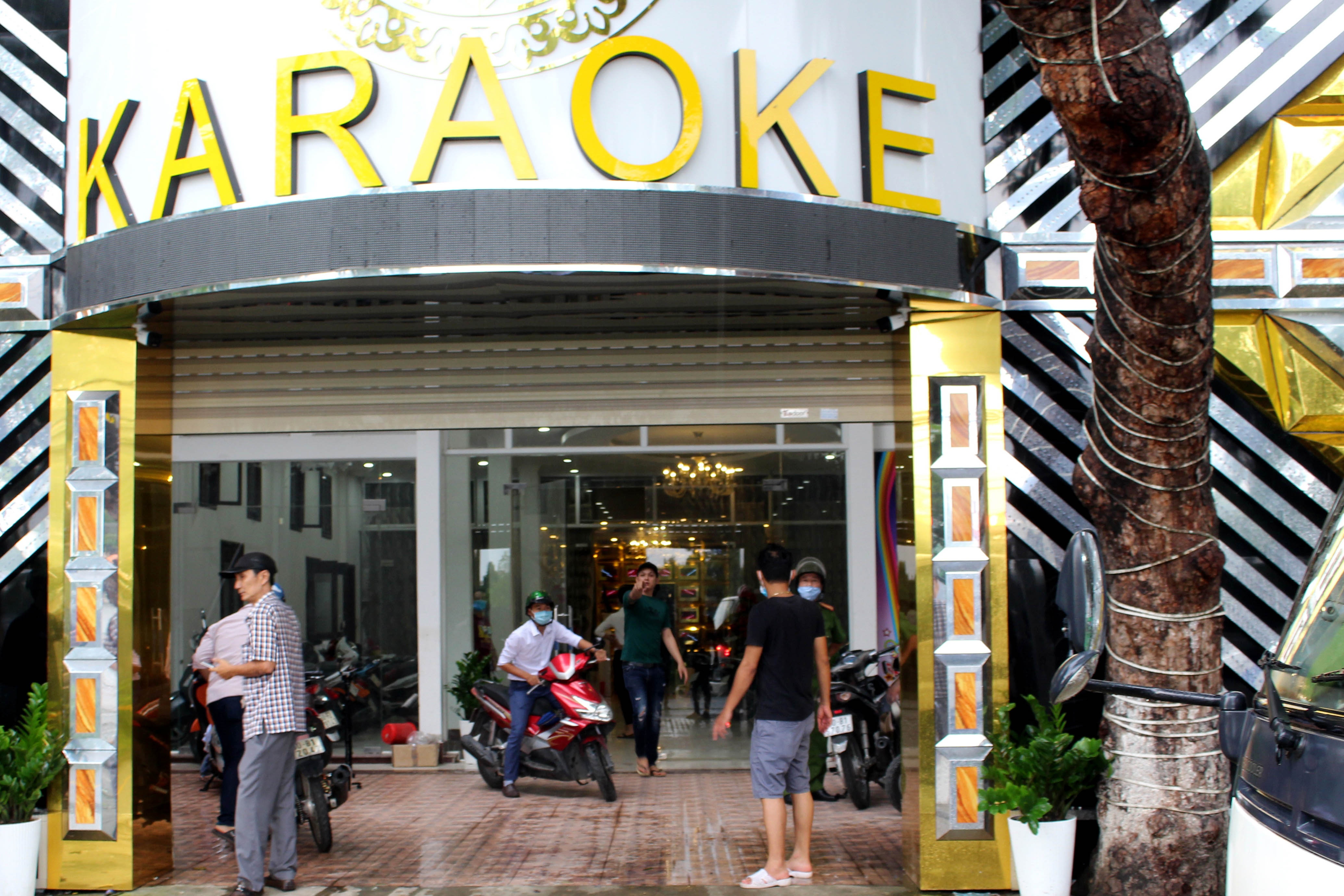 Phat 14 nguoi hat karaoke giua dich hinh anh