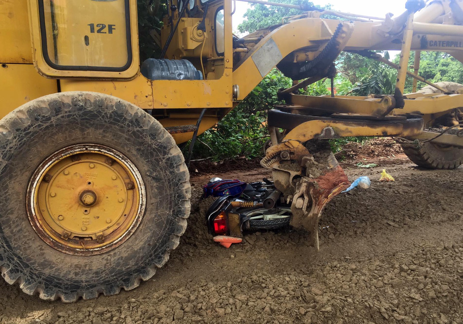 2 me con bi cuon vao gam xe ui, be trai thiet mang hinh anh