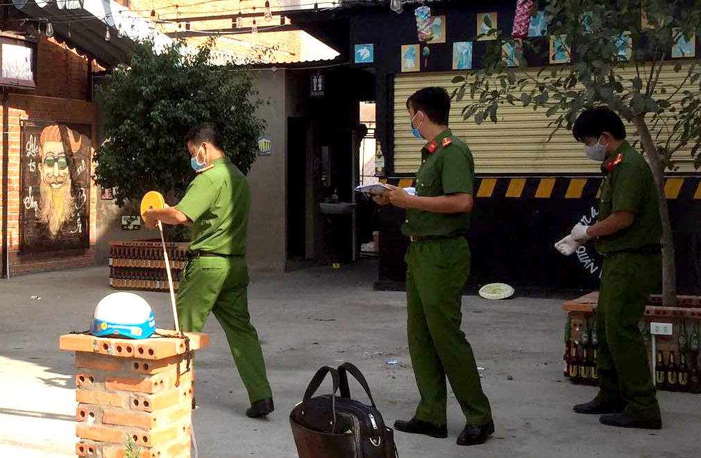 Mot nguoi chet sau vu hon chien o quan nhau hinh anh