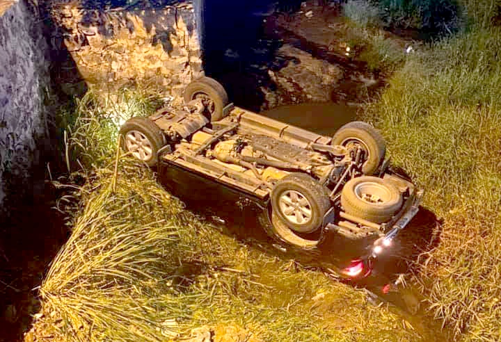 3 nguoi thoat chet khi oto lao xuong cau anh 1