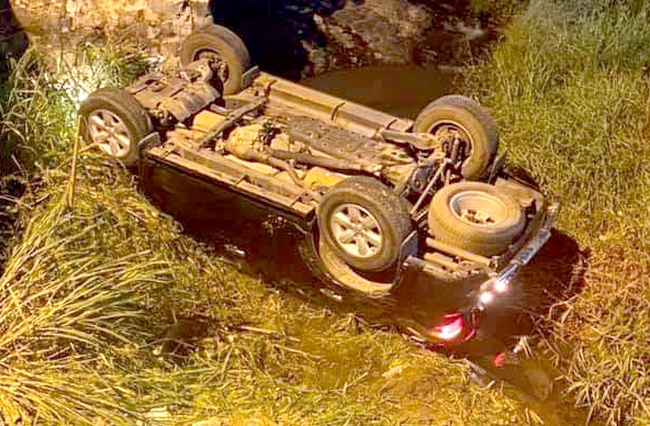 Oto lat ngua duoi cau Gio Bay, 3 nguoi thoat chet hinh anh