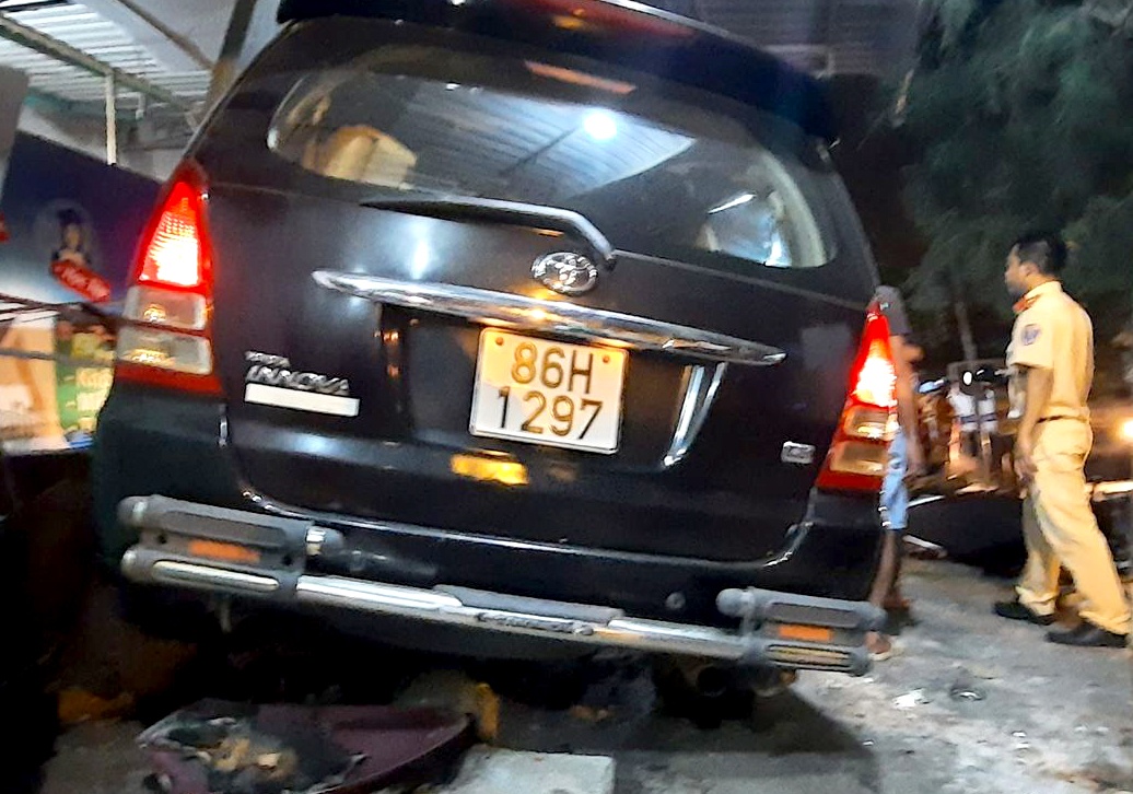 Tai xe say xin lao oto vao 4 xe may hinh anh