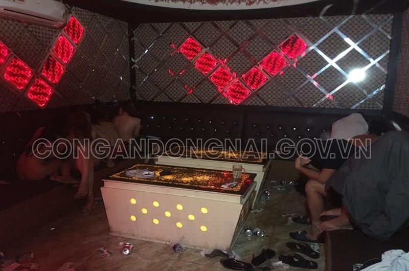 tiếp viên nhảy thoát y với khách ở đồng nai ảnh 1 tiep vien nhay thoat y voi khach o dong nai anh 1