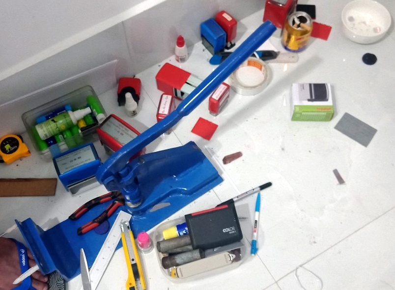 Lam giay to gia o nha tro hinh anh