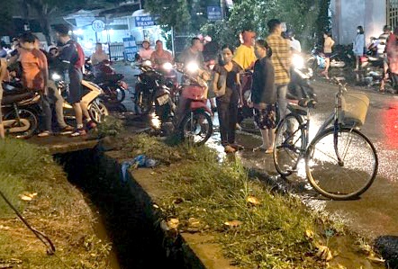 Nguoi phu nu lot xuong muong, mat tich hinh anh