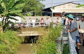 Lat tung nap cong tim nguoi phu nu bi lot muong hinh anh