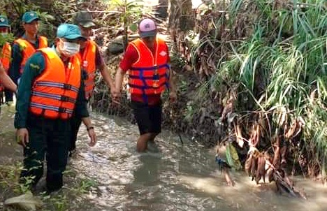 Nhan chung ke luc nguoi phu nu bi lot xuong muong hinh anh