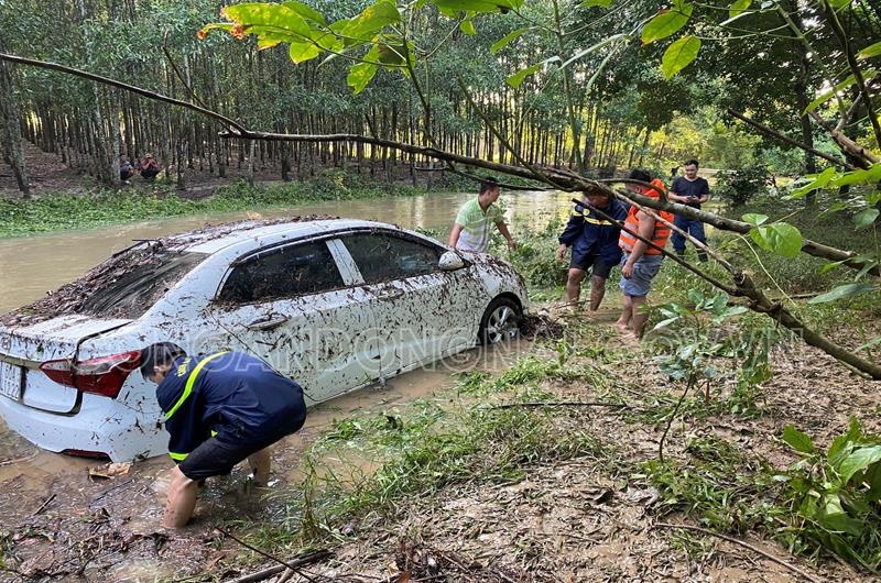 hai me con thoat chet tren xe hoi bi nuoc cuon anh 1