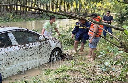 Oto bi nuoc cuon khi chay qua dap tran hinh anh