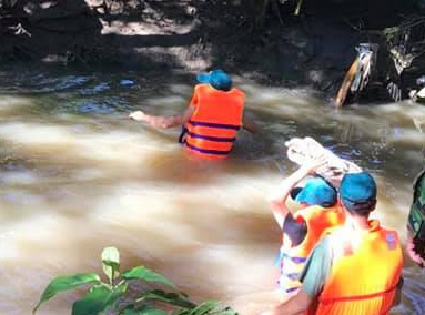 Tim thay thi the nguoi phu nu lot xuong muong hinh anh